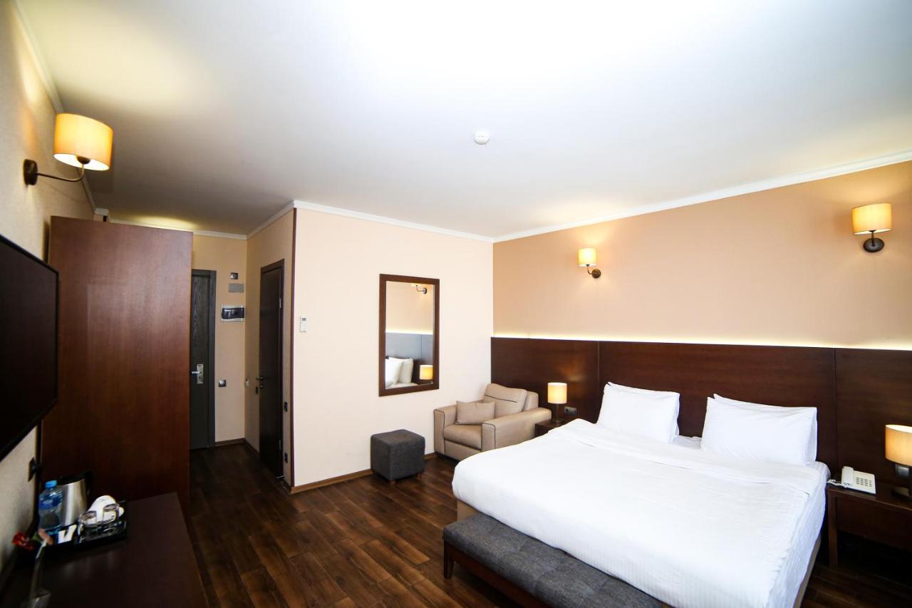 Hotel Corner Inn Batumi Exterior foto