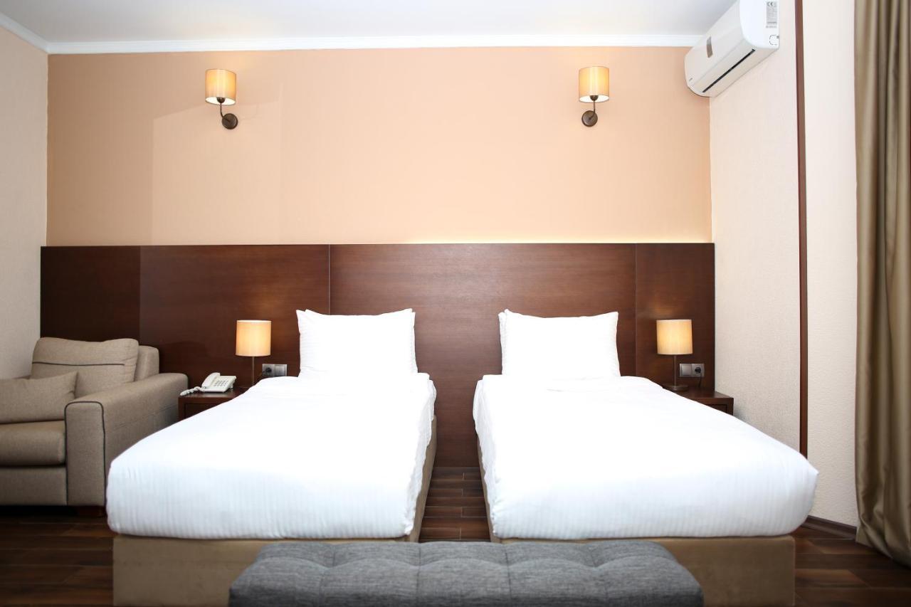 Hotel Corner Inn Batumi Exterior foto